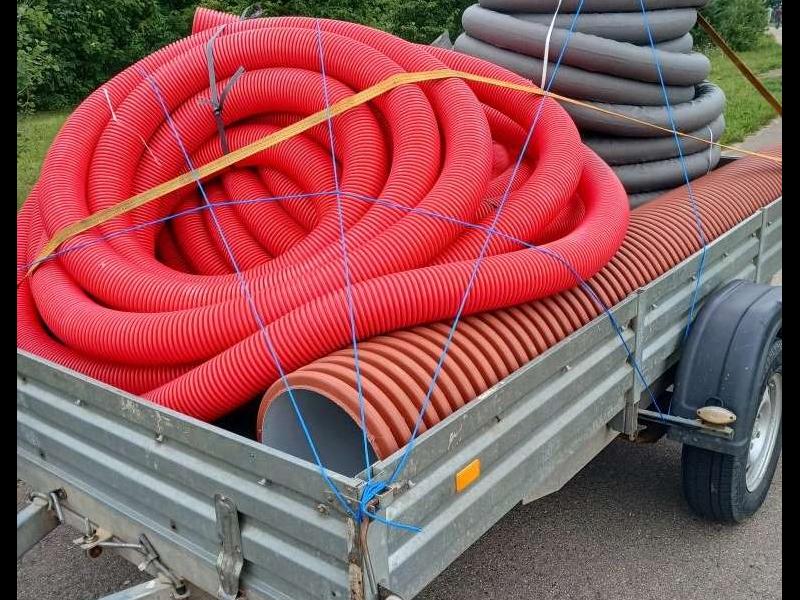 укладка геотекстиля перед монтажом дренажных труб на участке